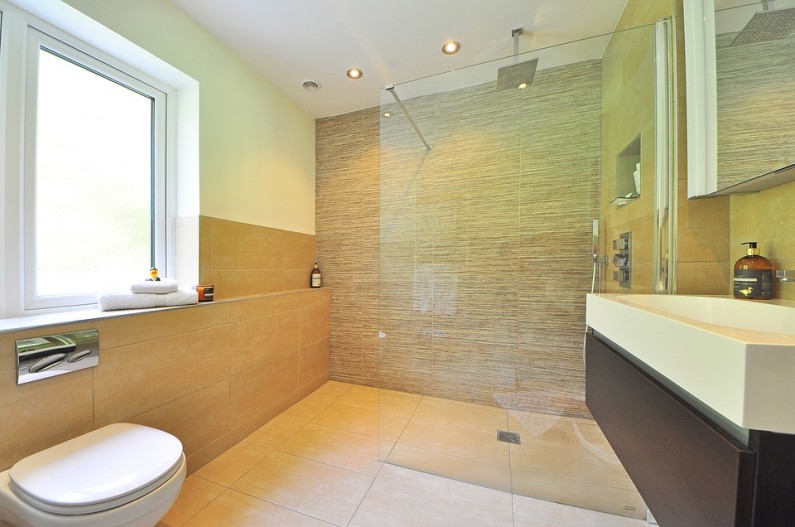 Vydarená rekonštrukcia kúpeľne Vám umožní aj v minikúpeľni relaxovať.