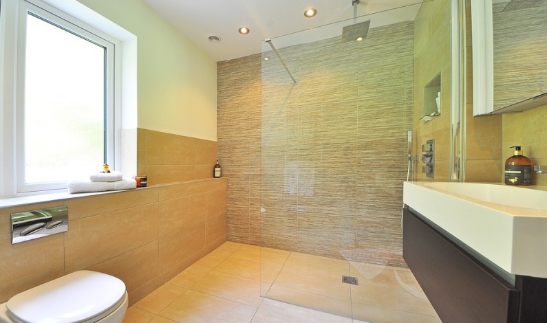 Vydarená rekonštrukcia kúpeľne Vám umožní aj v minikúpeľni relaxovať.