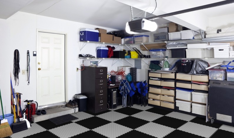 Akú podlahu zvoliť do garáže či dielne? Zamilujete si PVC zámkovú dlažbu