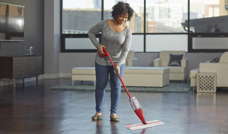 Podlahy môžete umývať aj bez chemikálií, stačí len vedieť s akým pomocníkom