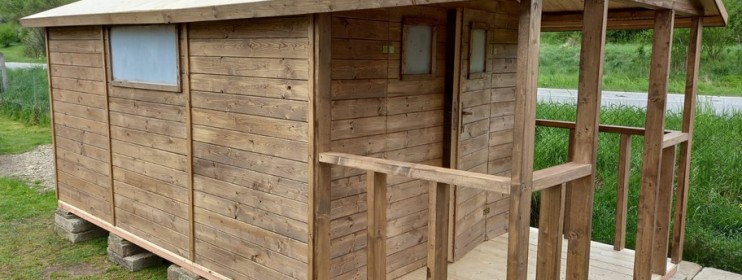 Kvalitný drevený záhradný domček sa hodí do záhrad aj k moderným stavbám