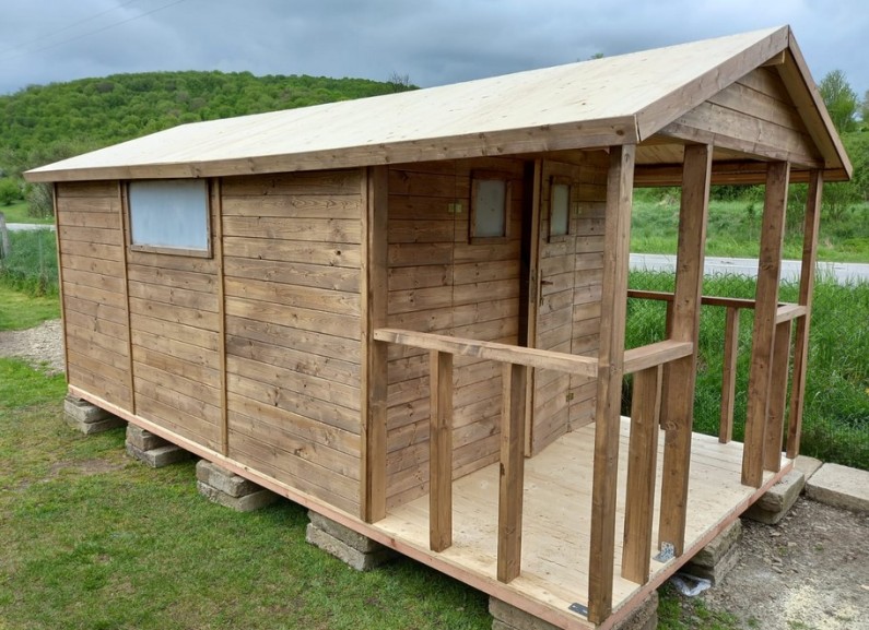 Kvalitný drevený záhradný domček sa hodí do záhrad aj k moderným stavbám