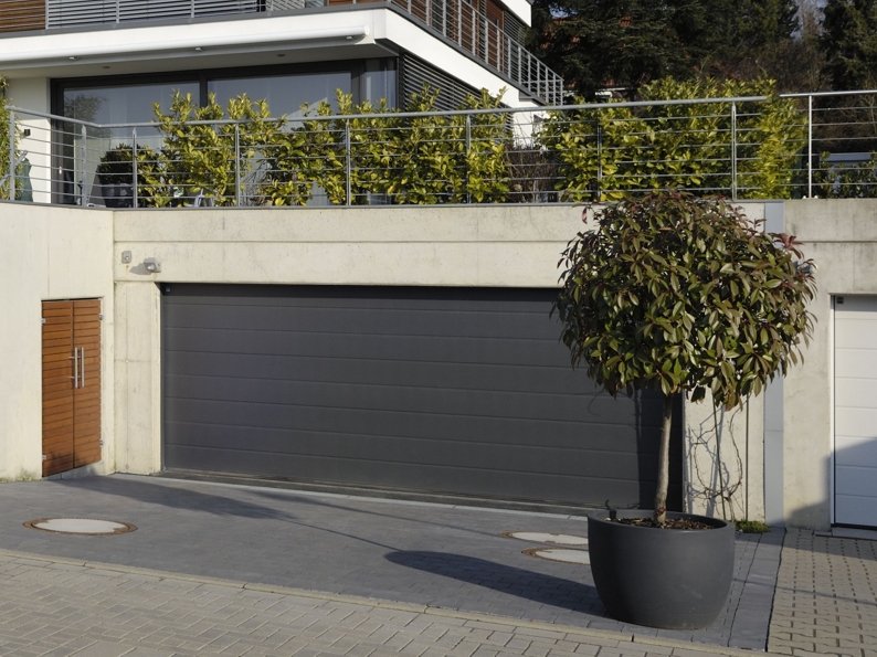 Je garáž priamou súčasťou domu? Aké garážové brány voliť, ak chcete zabrániť tepelným stratám?