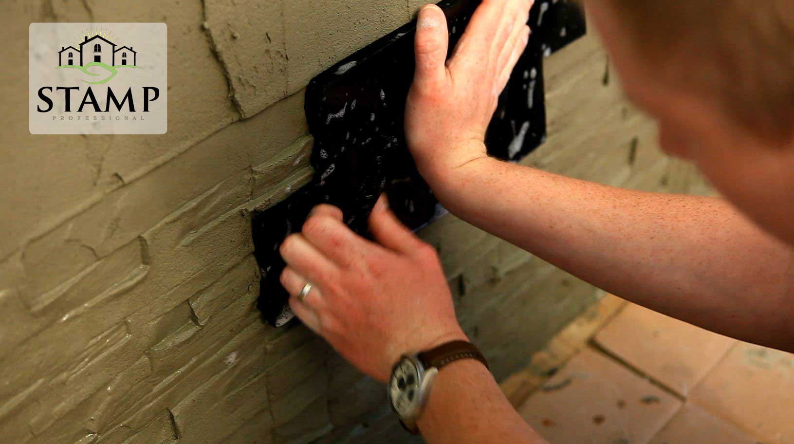 HIT INTERNETU: Vyrazte si sami obklad priamo na fasáde pomocou STAMP®!