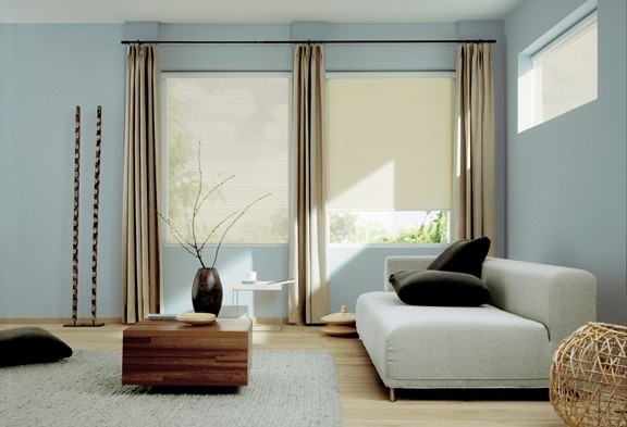 Závesy a záclony ako ideálne oblečenie pre vaše okno