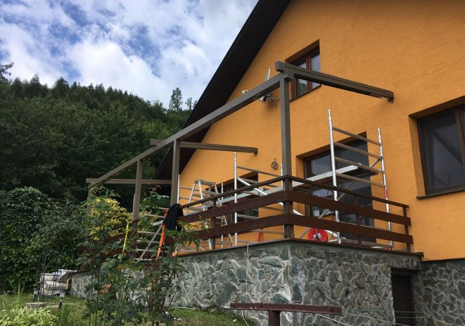 Ozvláštnite svoju záhradu modernou pergolou