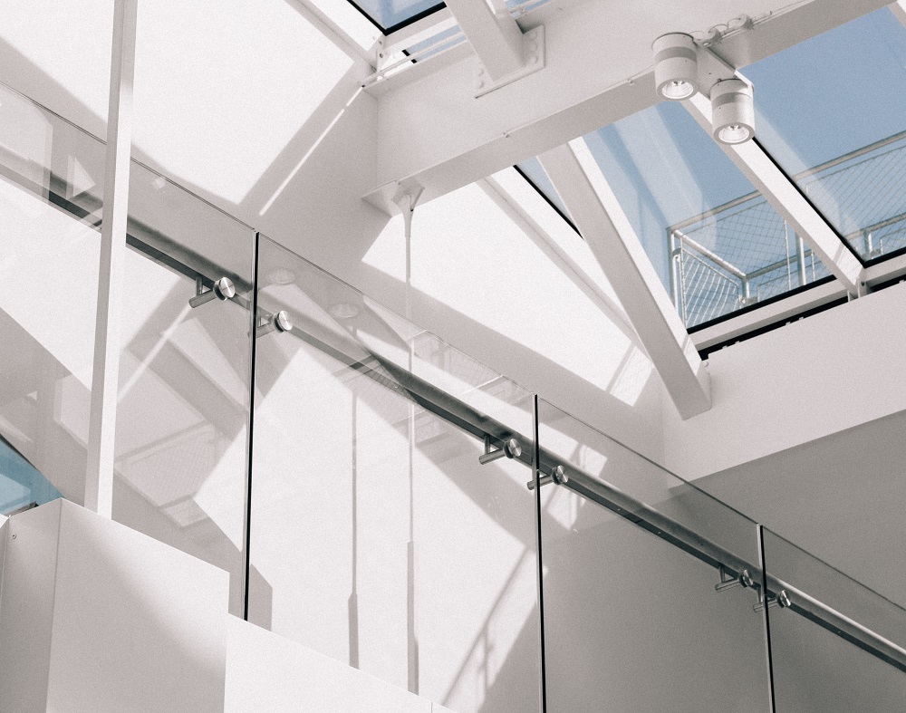 Sklenené zábradlie ako dizajnérsky a bezpečný architektonický prvok