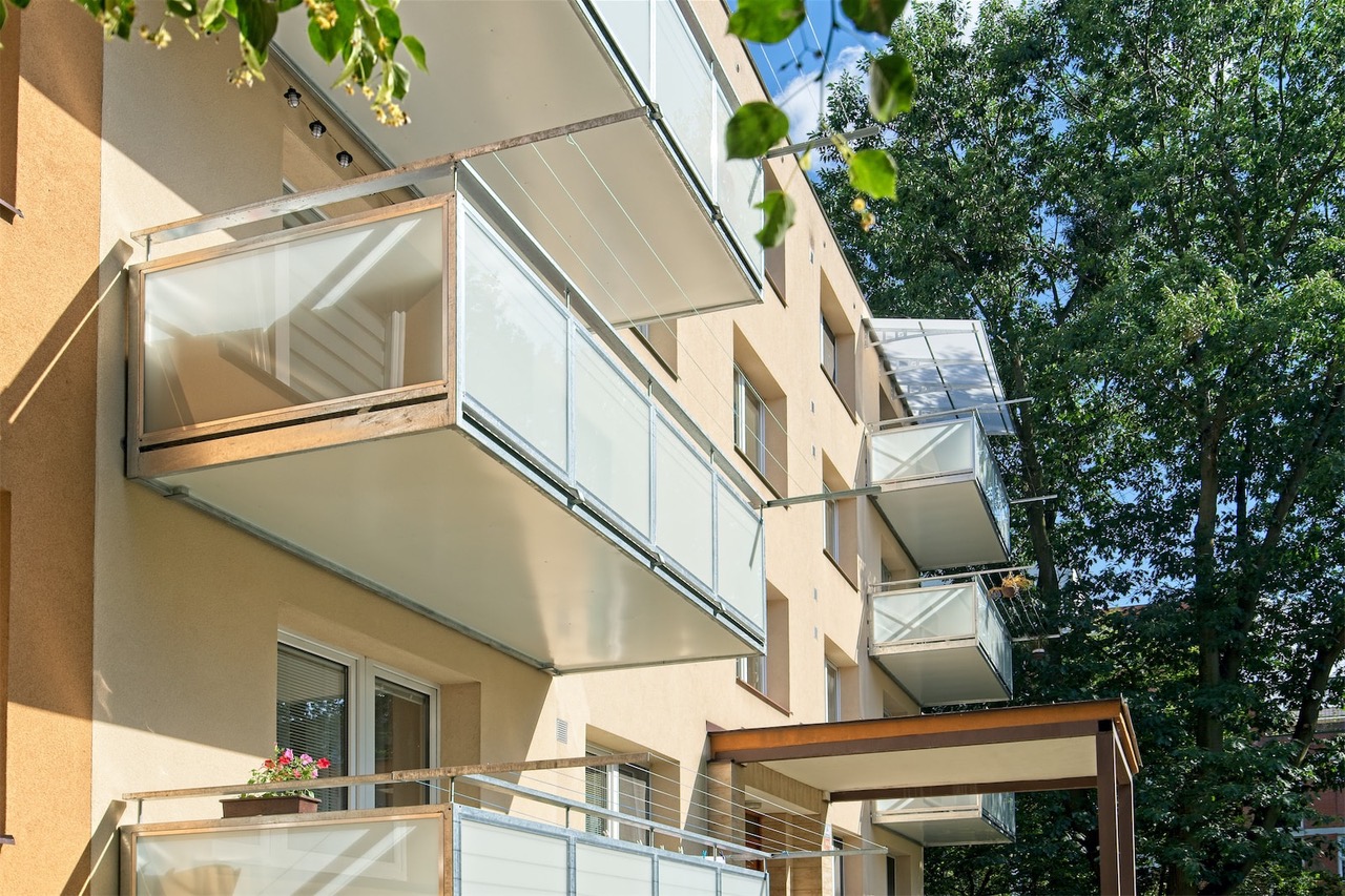 Staviate alebo rekonštruujete bytový dom? Vieme, kde kúpite kvalitné balkóny