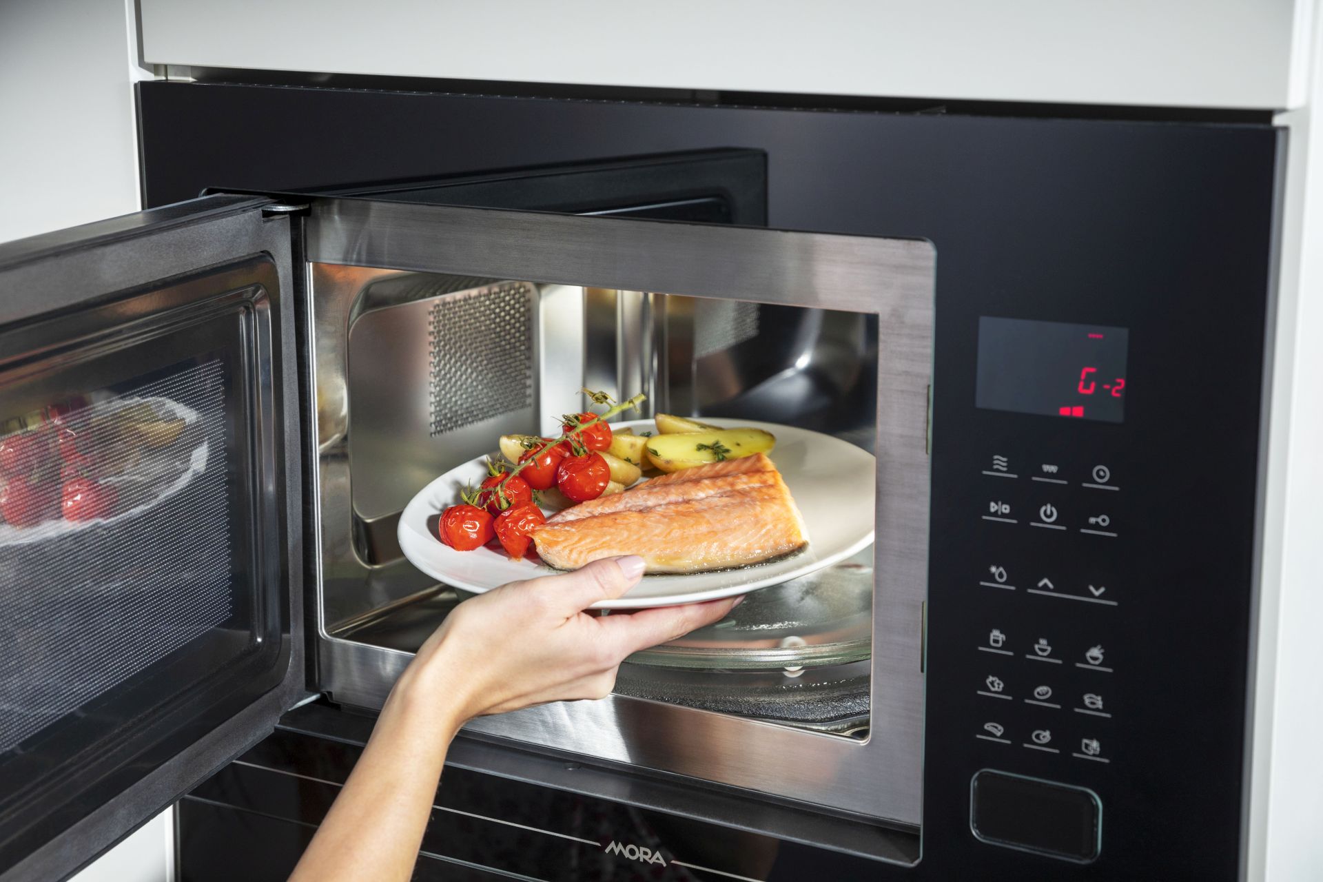 MORA inovuje sortiment vstavaných mikrovlnných rúr