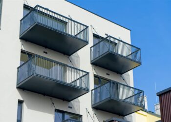 Kvalitné, pekné, moderné balkóny na každý bytový dom montuje firma KACZER